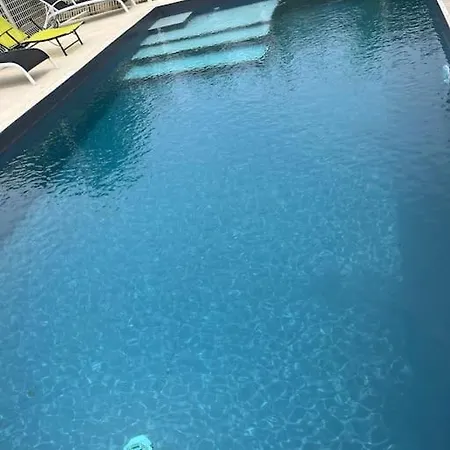 Holiday home Climatise Avec Piscine Et Jacuzzi