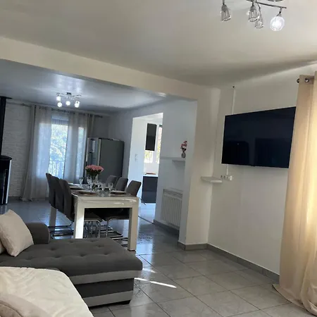 Holiday home Climatise Avec Piscine Et Jacuzzi