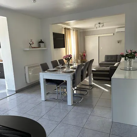 Climatise Avec Piscine Et Jacuzzi Holiday home *