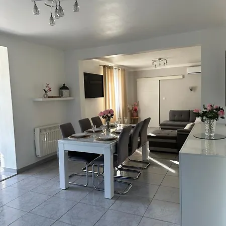 Holiday home Climatise Avec Piscine Et Jacuzzi Carpentras